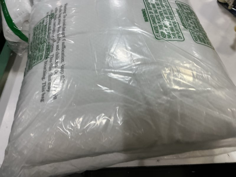 Condition photo showing Good Condition for Phantoscope Pillow Inserts, Hypoallergenic 100% Virgin Fiber Square Form Microfiber Throw Pillow Inserts, Couch Bed Pillows 45x45 cm, 18x18 Inch (Pack of 4) 18x18 Inch 4