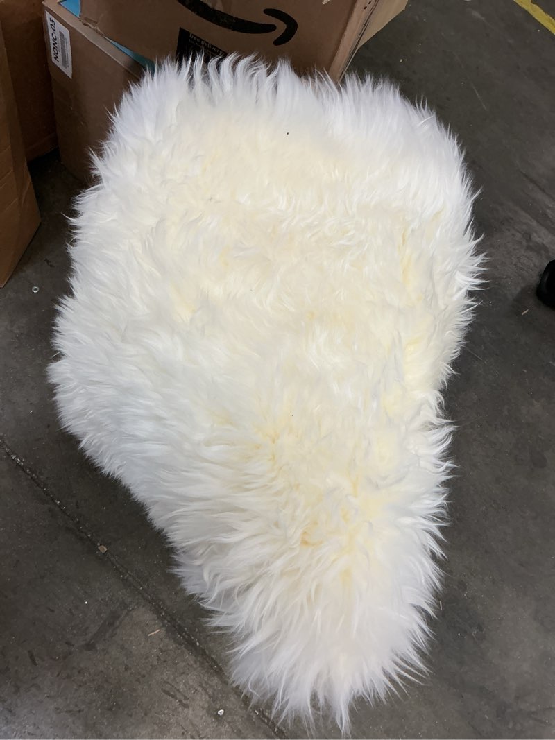 Condition photo showing Good Condition for Desert Breeze Distributing Premium Single Pelt, Genuine New Zealand Sheepskin Rug, 41 inch Length, Ivory Color, Thick Soft Luxurious Natural Wool, by Minidoka Sheepskin…