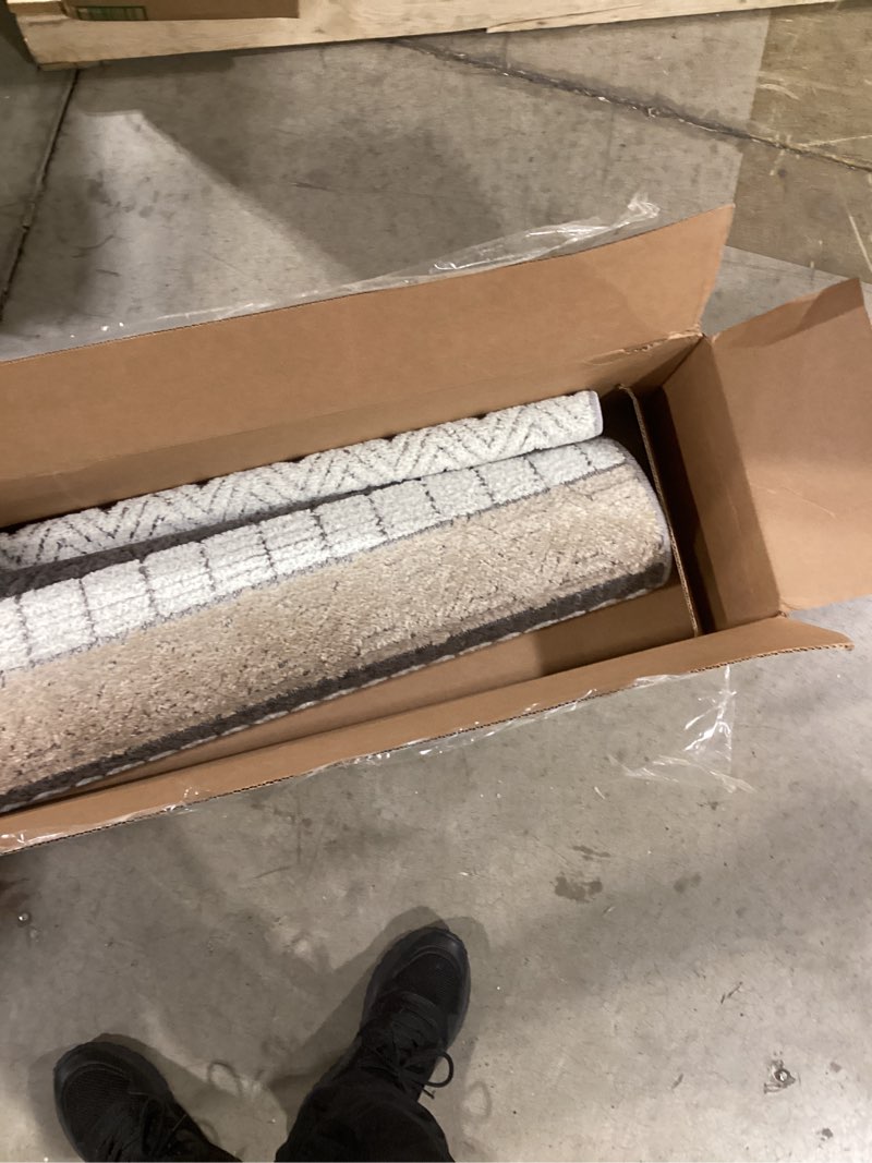 Condition photo showing Good Condition for Rugshop Gray Marbella Boho Indoor/Outdoor Runner Rug for Deck,Porch,Hallway, Entryway and Kitchen 2'