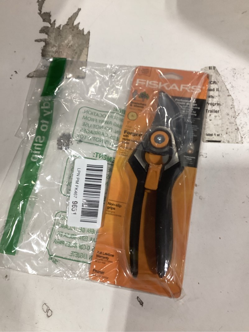 Condition photo showing New/Like New for Fiskars Bypass Pruning Shears, 1-Inch Cut Capacity Softgrip Pruner, Forged Steel Replaceable Blade Stays Sharp Through Heavy Use with Rust Resistant, Low-Friction Coating Forged Pruner