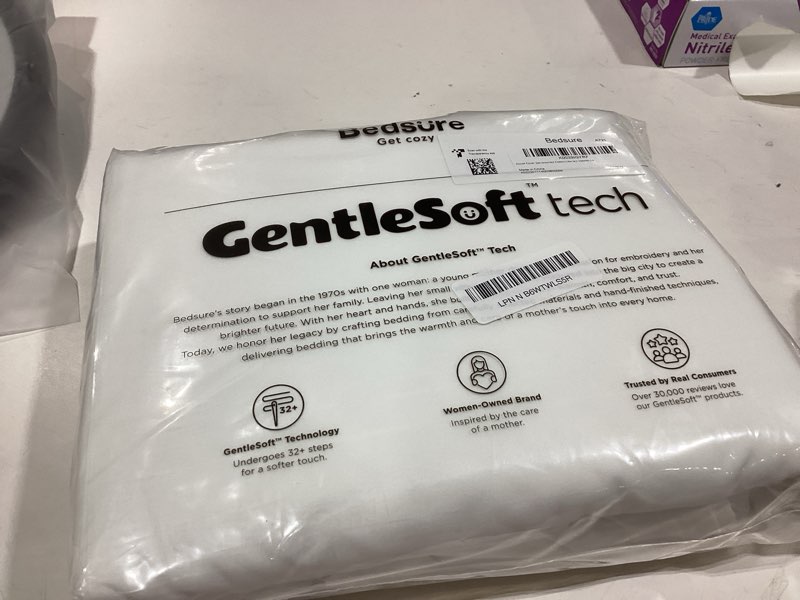 Condition photo showing New/Like New for bedsure white duvet cover king size - 3 pieces prewashed cotton-like polyester extra soft bedding set, includes 1 duvet cover 104x90 inches with zipper closure & 2 pillow shams, comforter not included 00 - white (no comforter) king (104" x 90")