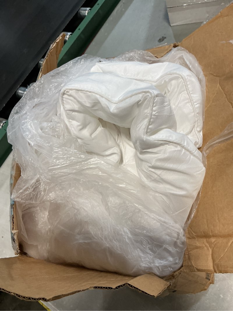 Condition photo showing As Is for Utopia Bedding Comforter Duvet Insert, Quilted Comforter with Corner Tabs, Box Stitched Down Alternative Comforters Full Size (White) Full (Pack of 1) White