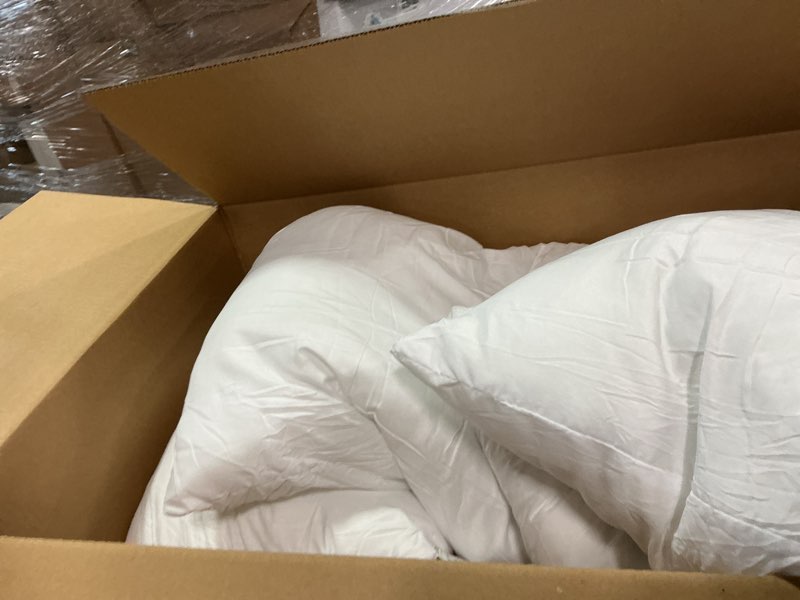 Condition photo showing Good Condition for MIULEE Pillows Inserts, Pack of 4 18x18 Inch 100% Virgin Microfiber Filling Throw Pillows for Bed Couch Sofa