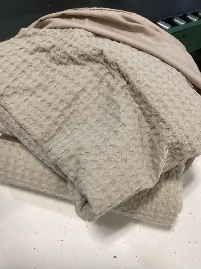 Condition photo showing Good Condition for quince organic luxe honeycomb duvet cover set king color sand 