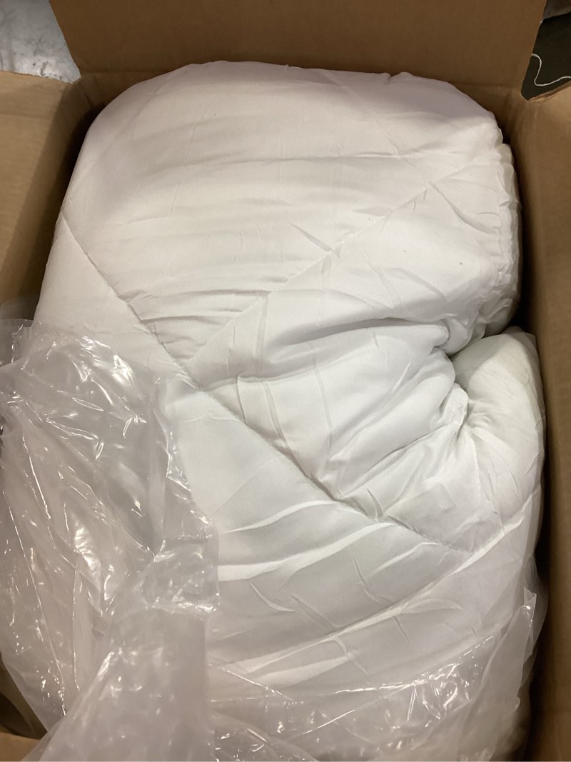 Condition photo showing Good Condition for Cozynight Soft Oversized King Size Comforter Duvet Insert-Lightweight Down Alternative Comforter with Corner Tabs-Fluffy Breathable Diamond Stitched (White,110"x98") White Oversize king