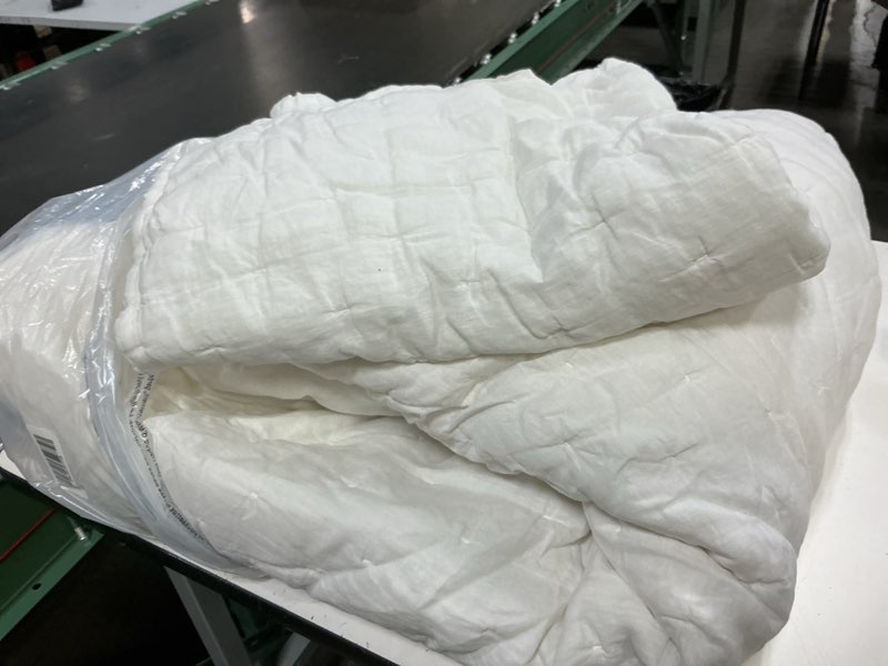 Condition photo showing Good Condition for european linen dream quilt set, king/cal king, white