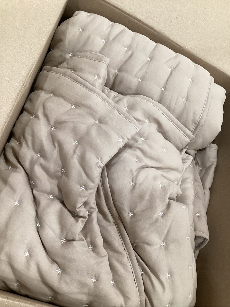 Condition photo showing Good Condition for jollyvogue queen comforter 

oeko-tex certified with down alternative beige beige queen(88"*88")