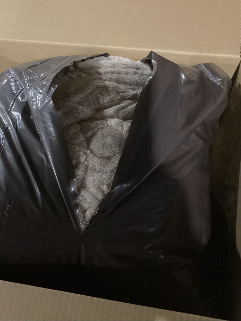 Condition photo showing As Is for Palette Life Kotatsu Futon 3D Pattern Jacquard Boa 74.8 x 94.5 inches (190 x 240 cm), Rectangle, Ivory Ivory Rectangle(190x240cm)