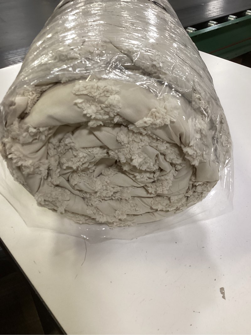 Condition photo showing Good Condition for Bedsure Tufted Boho Comforter Set King Size - Beige Boho Bed Set, GentleSoft™ 3 Pieces Farmhouse Shabby Chic Embroidery Bedding, Gifts for Woman, Soft Jacquard King Comforter for All Seasons King 01 - Beige - Elegant