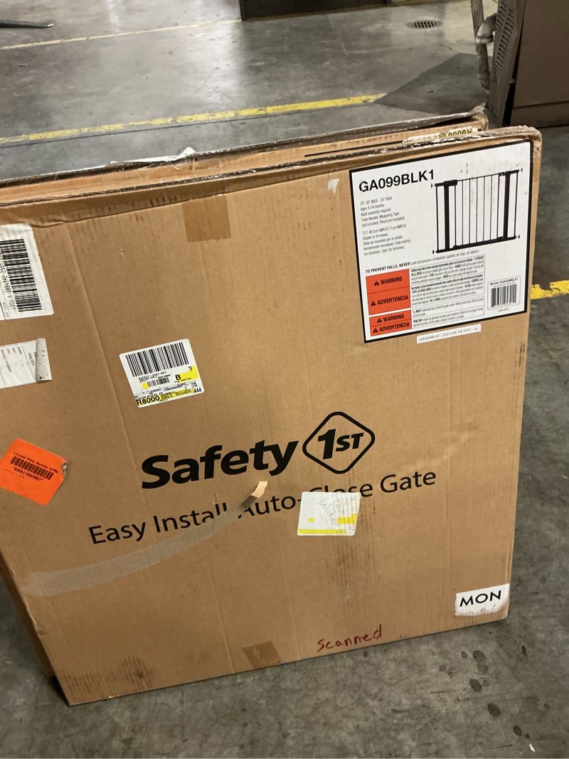 Condition photo showing New/Like New for safety 1st easy install auto-close gate, black