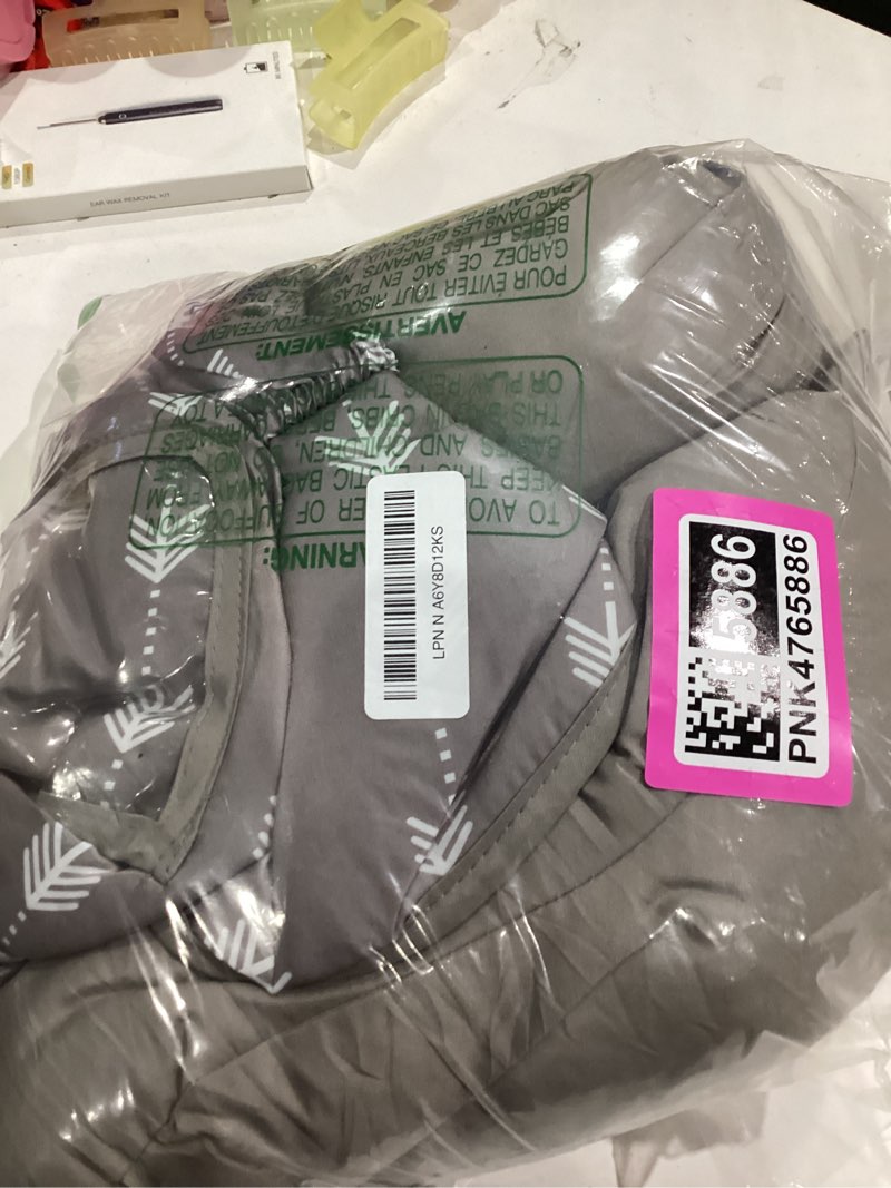 Condition photo showing Good Condition for Soft Pillow Attached Waterproof 2-in-1 Baby Grocery Cart Seat Cover and High Chair Cover (Grey Arrow)