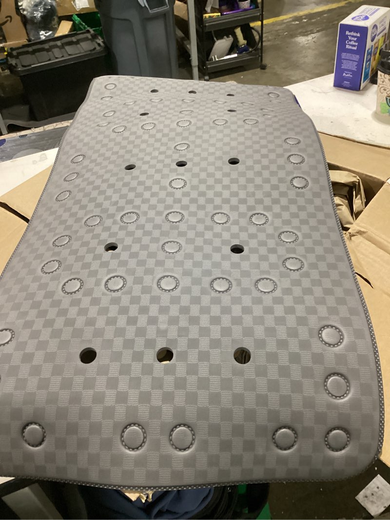 Condition photo showing Good Condition for bathmat with suction cups