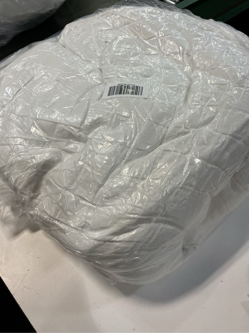 Condition photo showing Good Condition for european linen dream quilt, full/queen, white