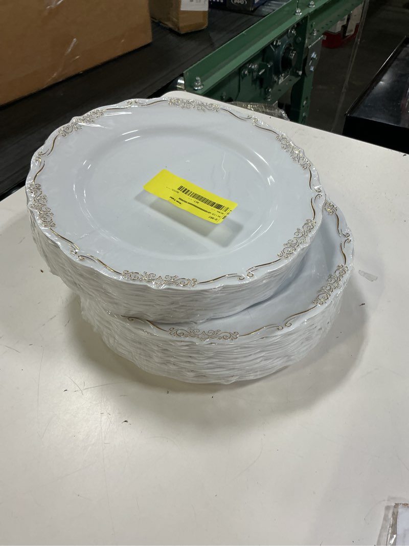 Condition photo showing New/Like New for ornate disposable plastic plates, 10\", gold/white, 20 count, by way to celebrate (2-pack)