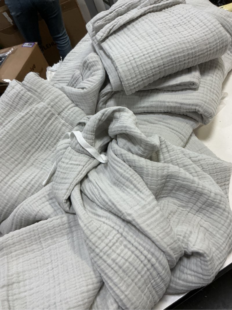 Condition photo showing Good Condition for nwot quince organic airy gauze dream duvet cover +shams  king
