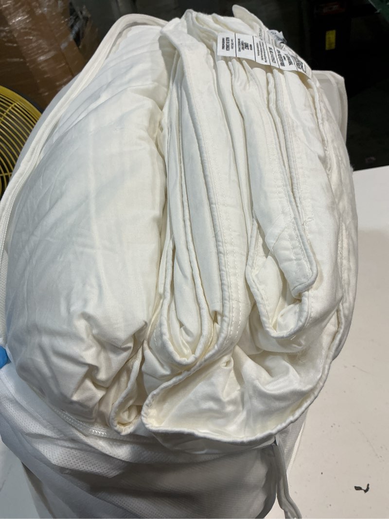 Condition photo showing Good Condition for quince all-season premium down comforter, king/cal king, down