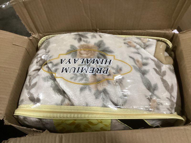 Condition photo showing Good Condition for Nestl Korean Mink Blanket King Size - 12 Lbs Velvet Fleece Korean Blanket - 2 Ply Warm & Thick Winter Blanket - Wrinkle & Fade Resistant - 87 x 94 Inches (Beige) King (87 x 94 Inches) 04 - Beige