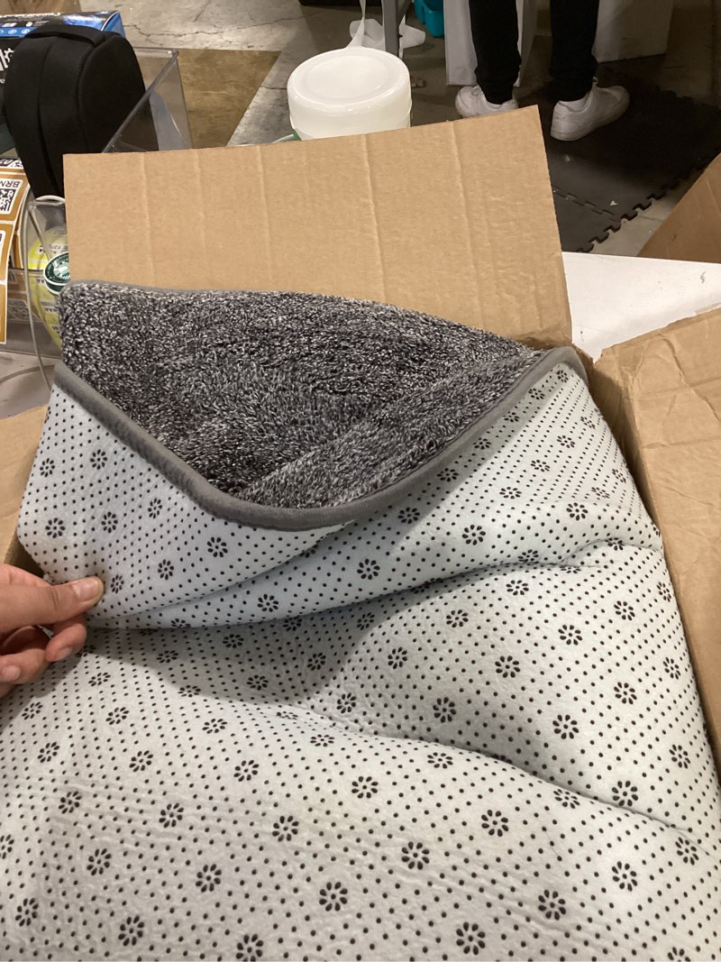 Condition photo showing Good Condition for AROGAN Washable 5×7 Living Room Rug, Modern Area Rugs with Soft Memory Foam for Bedroom, Minimalist Non-Slip Indoor Floor Carpet for Dining Room Office Kids Playroom Decor, Black and White 5' x 7' (Rectangular) Black and White