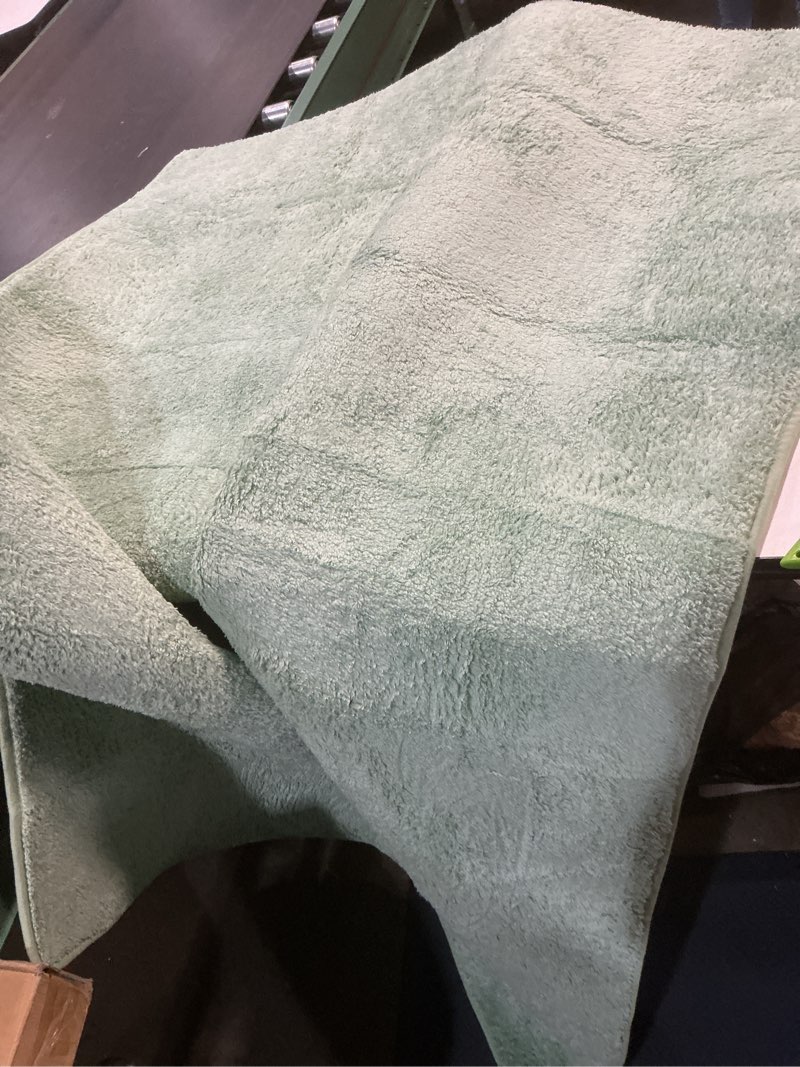 Condition photo showing Good Condition for Pettop 4x6 ft Light Green Area Rugs for Bedroom Living Room, Washable Memory Foam Indoor Carpet, Modern Aesthetic Minimalist Non Slip Soft Comfy Carpet for Boys Girls Dorm Home Decor 4' x 6' (Rectangular) Light Green
