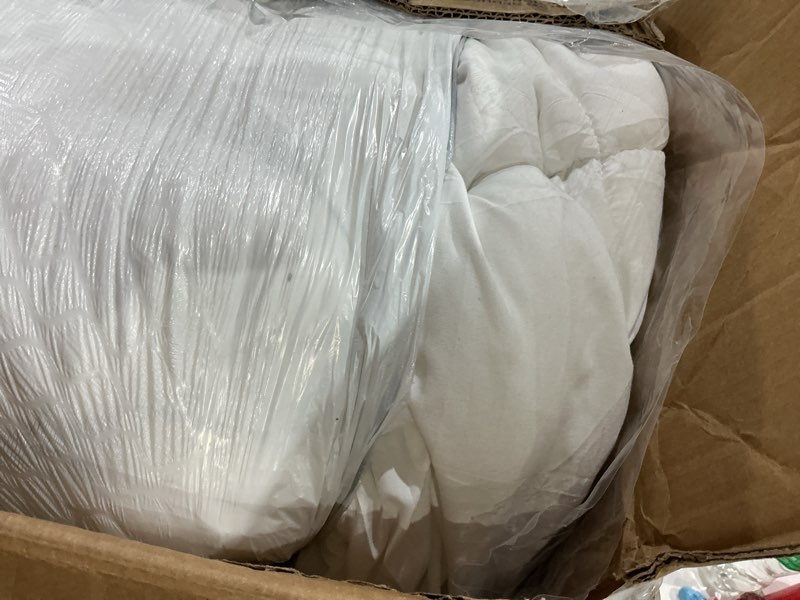 Condition photo showing Good Condition for amazon basics white down alternative comforter and duvet insert