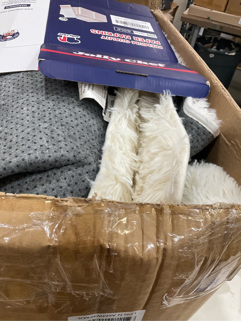 Condition photo showing Good Condition for medium sized white shag rug