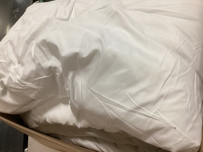 Condition photo showing Good Condition for ROSGONIA Oversized Queen Comforter White, 3pcs (1 Comforter & 2 Pillowcases) Lightweight Oversized Queen Comforter Sets Bedding Blanket Quilts Oversized Queen Comforter 98"x98" White