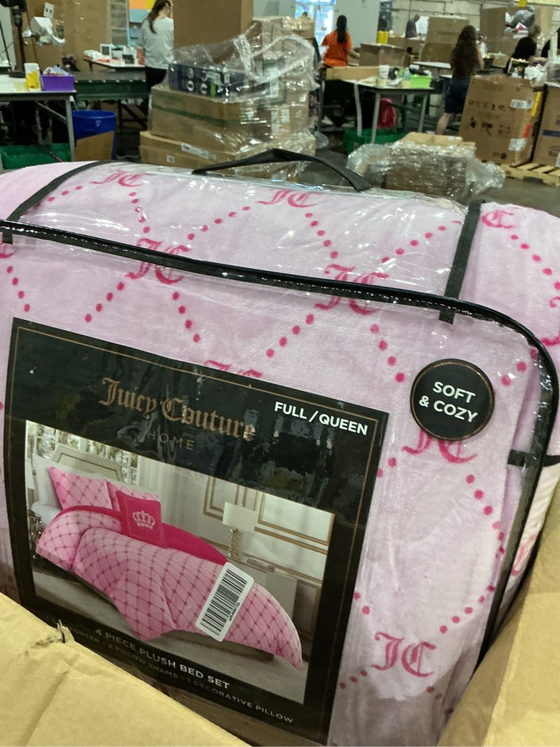Condition photo showing Good Condition for juicy couture plush reversible trellis link 4-piece full/queen comforter set with decorative pillow, pink full/queen pink trellis link