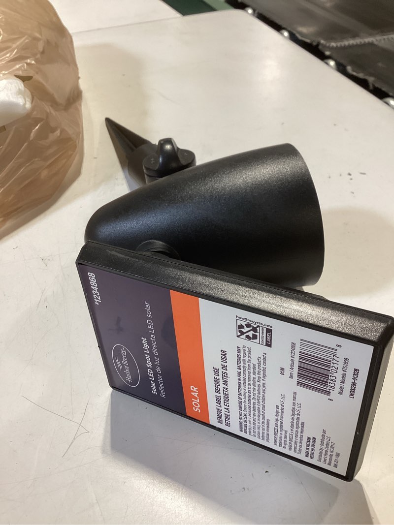Condition photo showing Good Condition for harbor breeze 60 -lumens 1 -watt black solar led spot light