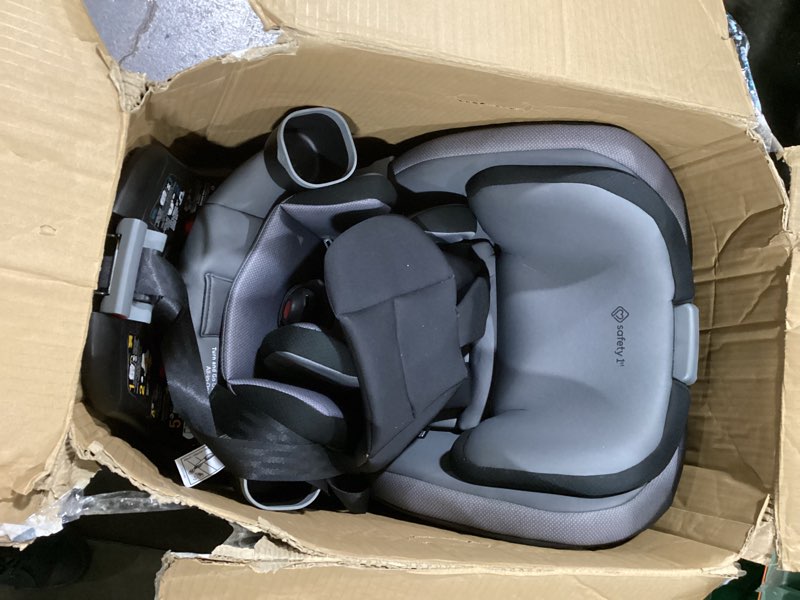 Condition photo showing Good Condition for Safety 1st Turn and Go DLX 360° Rotating Convertible Car Seat in High Street