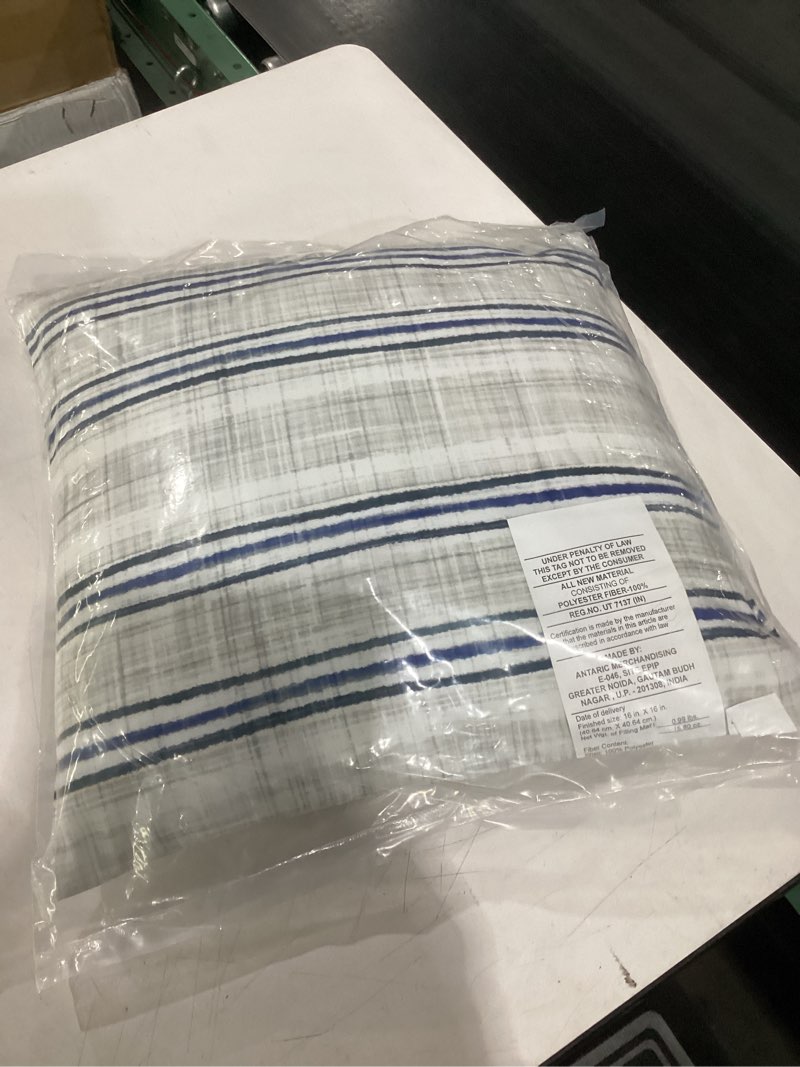 Condition photo showing Good Condition for throw pillow