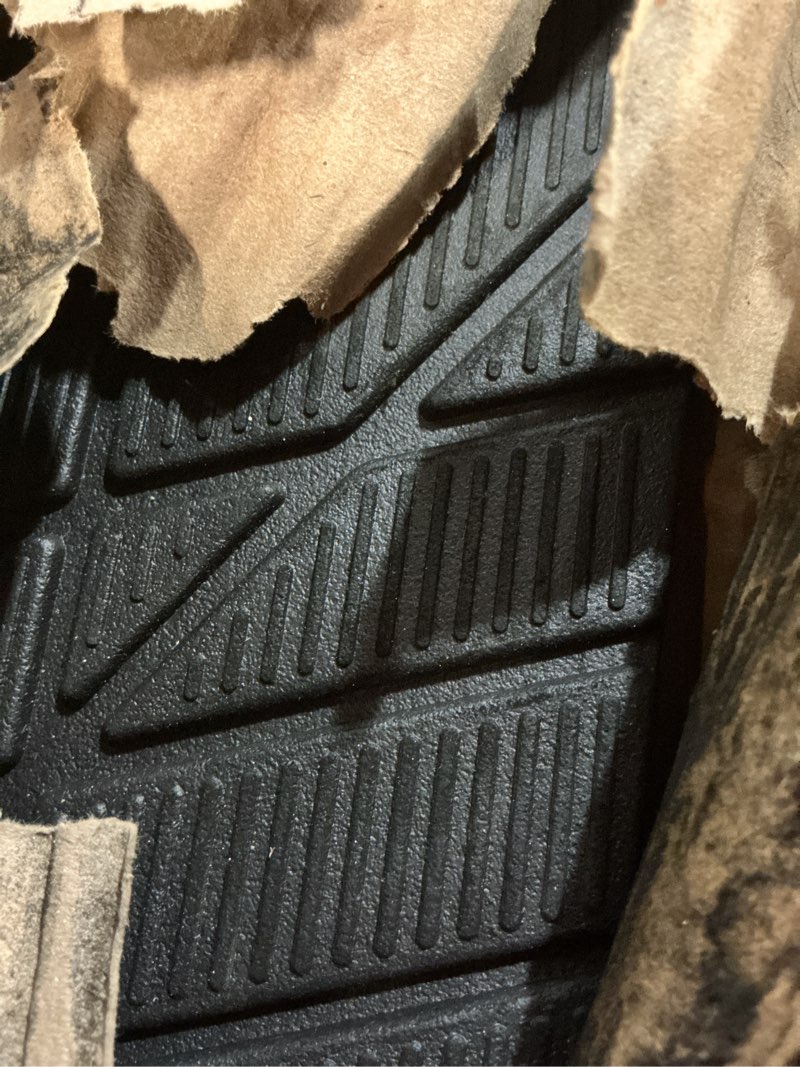 Condition photo showing Good Condition for amazon basics 4-piece heavy duty anti-slip pvc floor mats with cargo liner, waterproof trim to fit car mats, easy to clean, black 4-piece thick heavy duty pvc