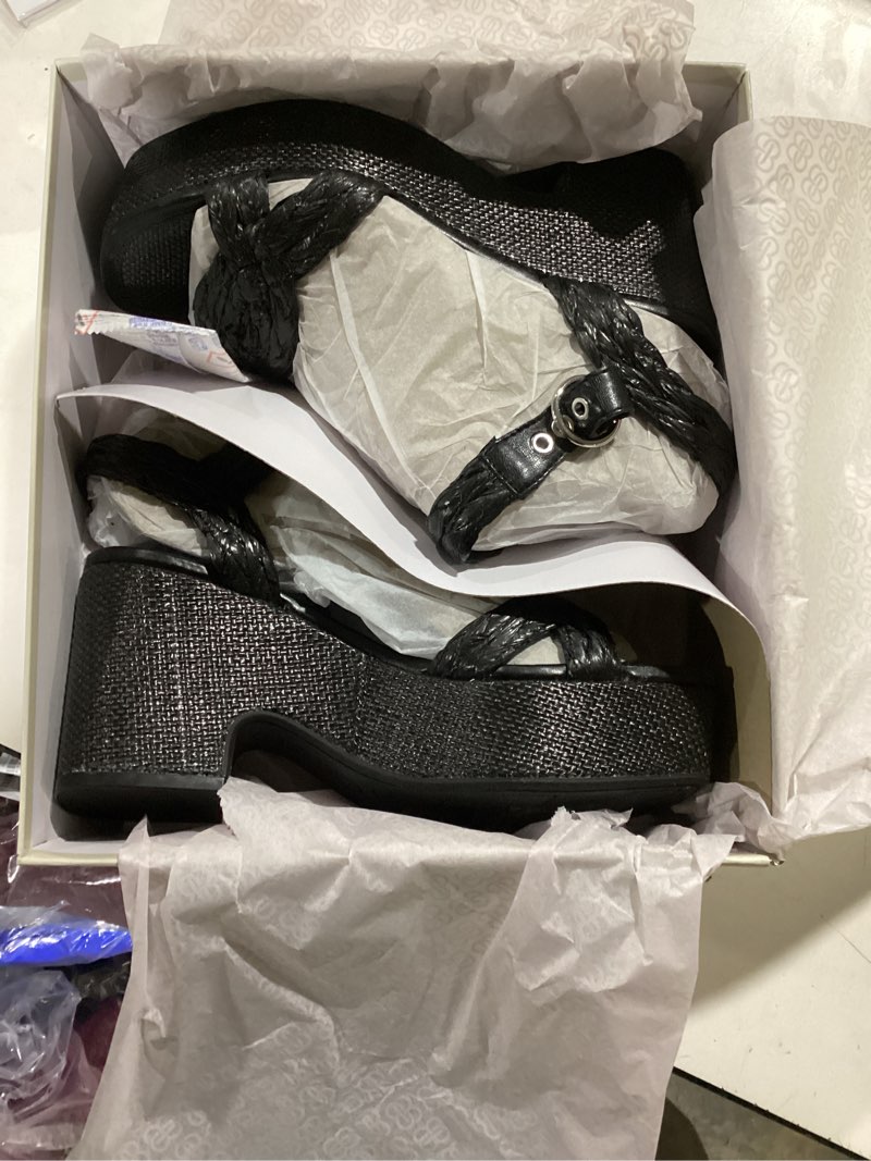 Condition photo showing Good Condition for Bandolino womens Sabinna 7 Black 001