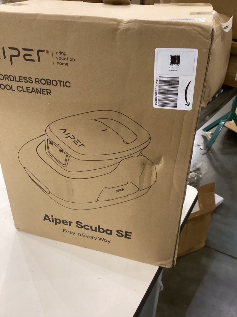 Cordless robotic pool cleaner