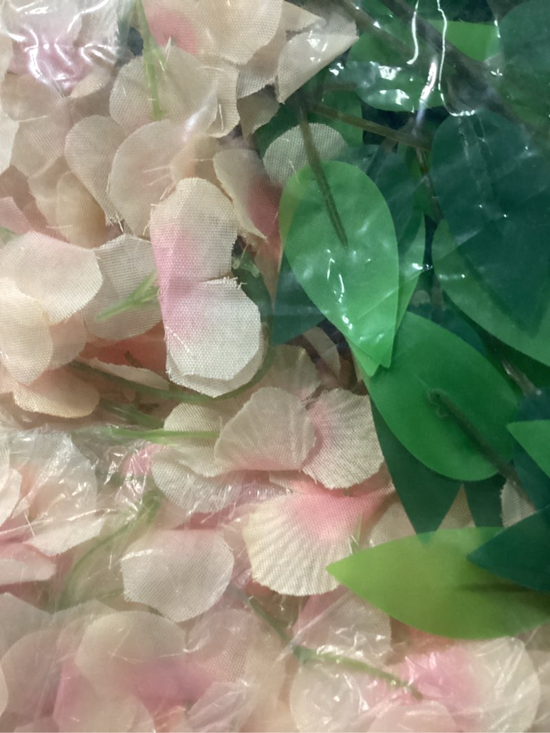 Condition photo showing Good Condition for artifical flowers