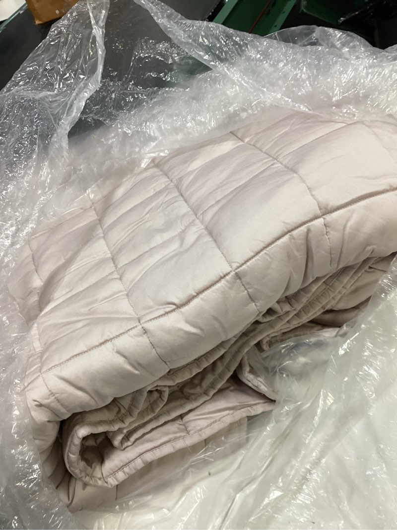Condition photo showing Good Condition for bamboo box quilt, full/queen, soft blush
