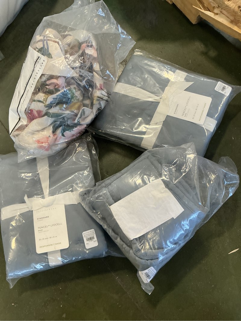 Assorted pillow cofefnand bed skirt (4 pieces) 