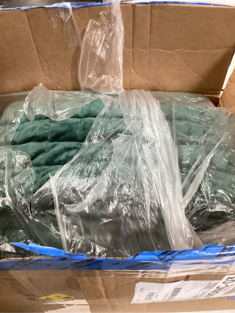Condition photo showing New/Like New for RECYCO Luxury Velvet Quilt Set King Size Bedding Sets, Ultra Soft Velvet Comforter Set, Lightweight Channel Box Stitch Oversized Bedspread Coverlet for All Season, with 2 Shams, Emerald Green King/Cal King (108" x 92") Emerald Green