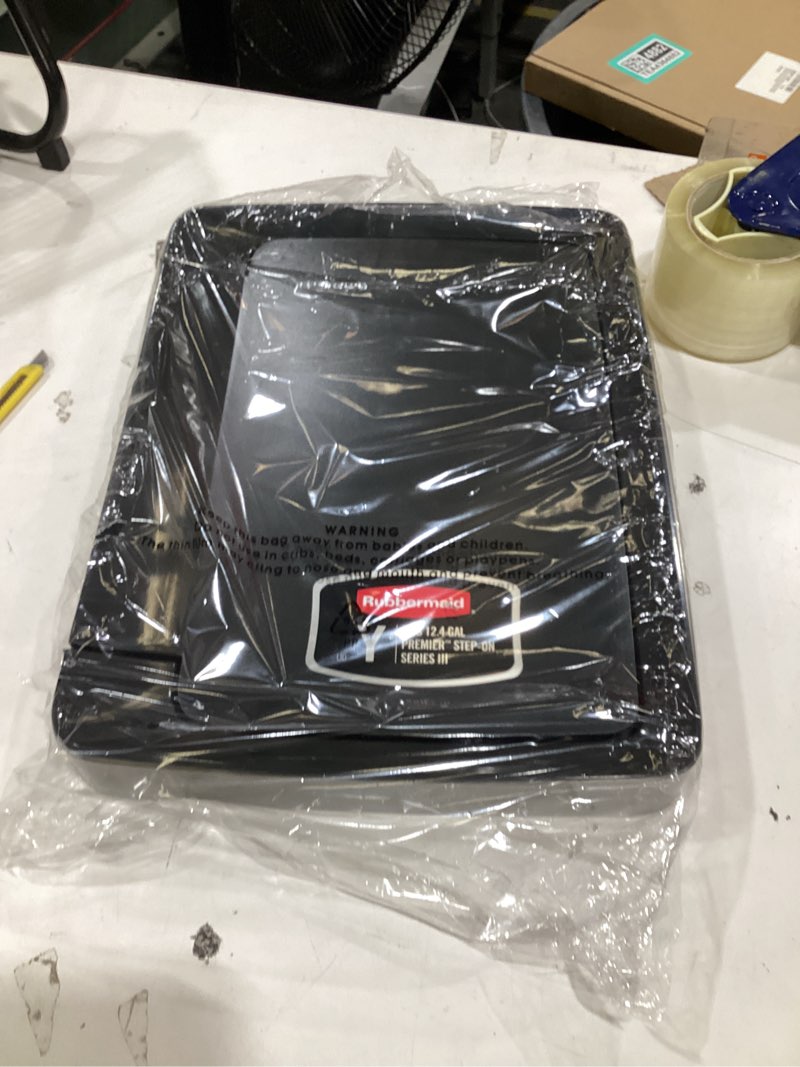 Condition photo showing New/Like New for rubber maid trashcan lid fits 12.4 gallon