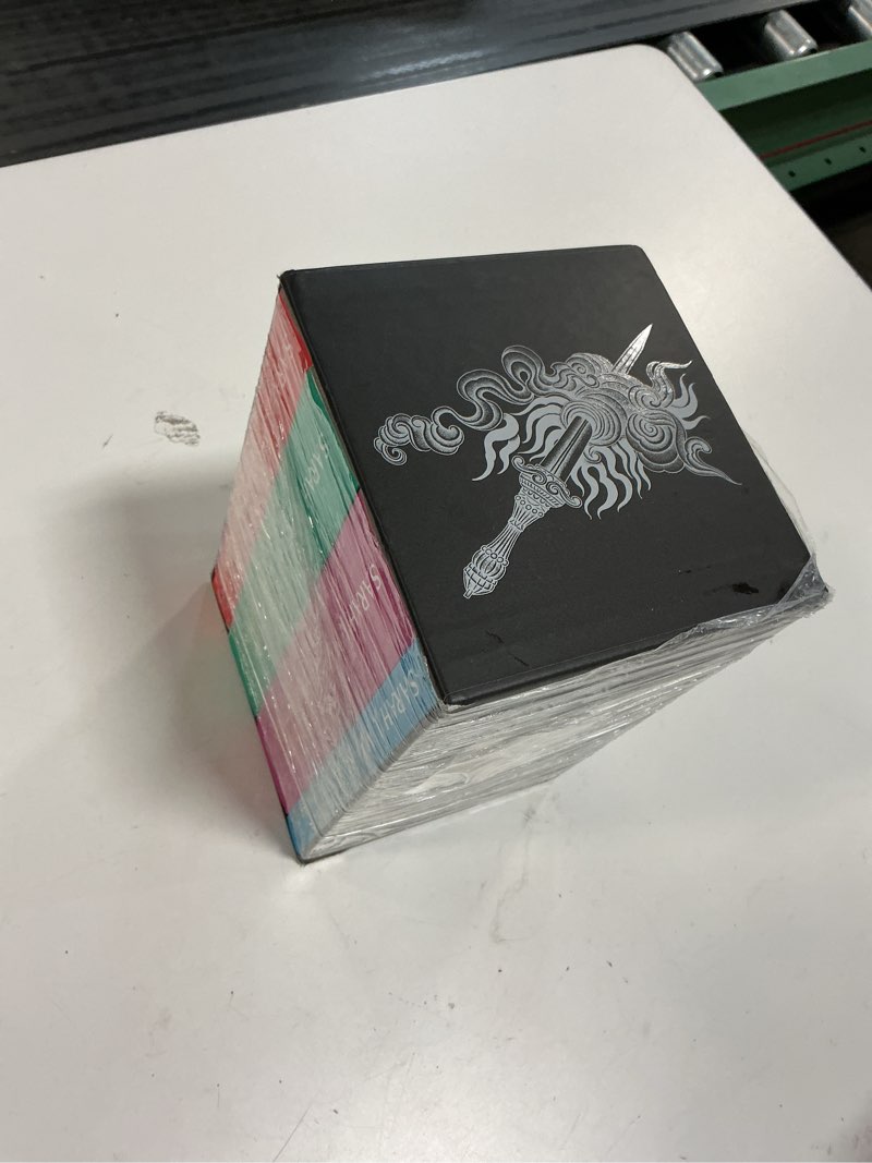 Condition photo showing Good Condition for a court of thorns and roses box set