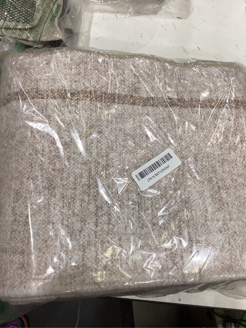 Condition photo showing Good Condition for GarveeHome Scalloped Washable Rug, 2x3 Kitchen Rugs for Entryway Bathroom, Soft Door Mat Indoor Entrance Ultra-Thin, Small Non-Slip Throw Carpet for Bedroom Entry Laundry, Beige Beige 2' x 3' (Rectangular)