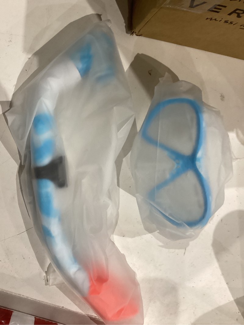 Condition photo showing Good Condition for kids snorkel set dry top snorkeling gear for kids youth boys girls junior age 5-15,tempered glass sw