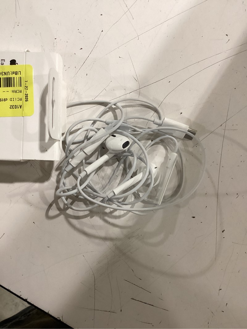 Condition photo showing Good Condition for apple wired earpods with remote and mic