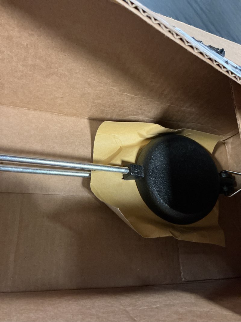 Condition photo showing Good Condition for old mountain pre seasoned round pie iron, 28 inch long