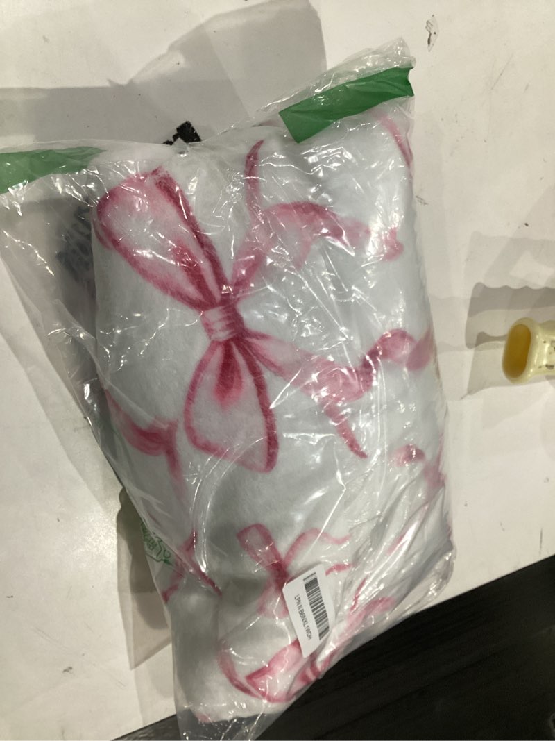 Condition photo showing Good Condition for Pink Bow Throw Blanket, Flannel Throw Blanket Cute Preppy Room Decor Aesthetic Soft Lightweight Bow Stuff for Home Bed Sofa Couch Women Friends Gifts, 50 x 60 Inch (Pink)