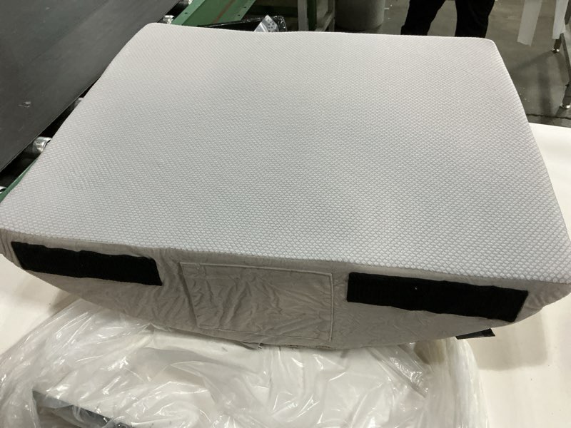 Condition photo showing Good Condition for triangular pillow