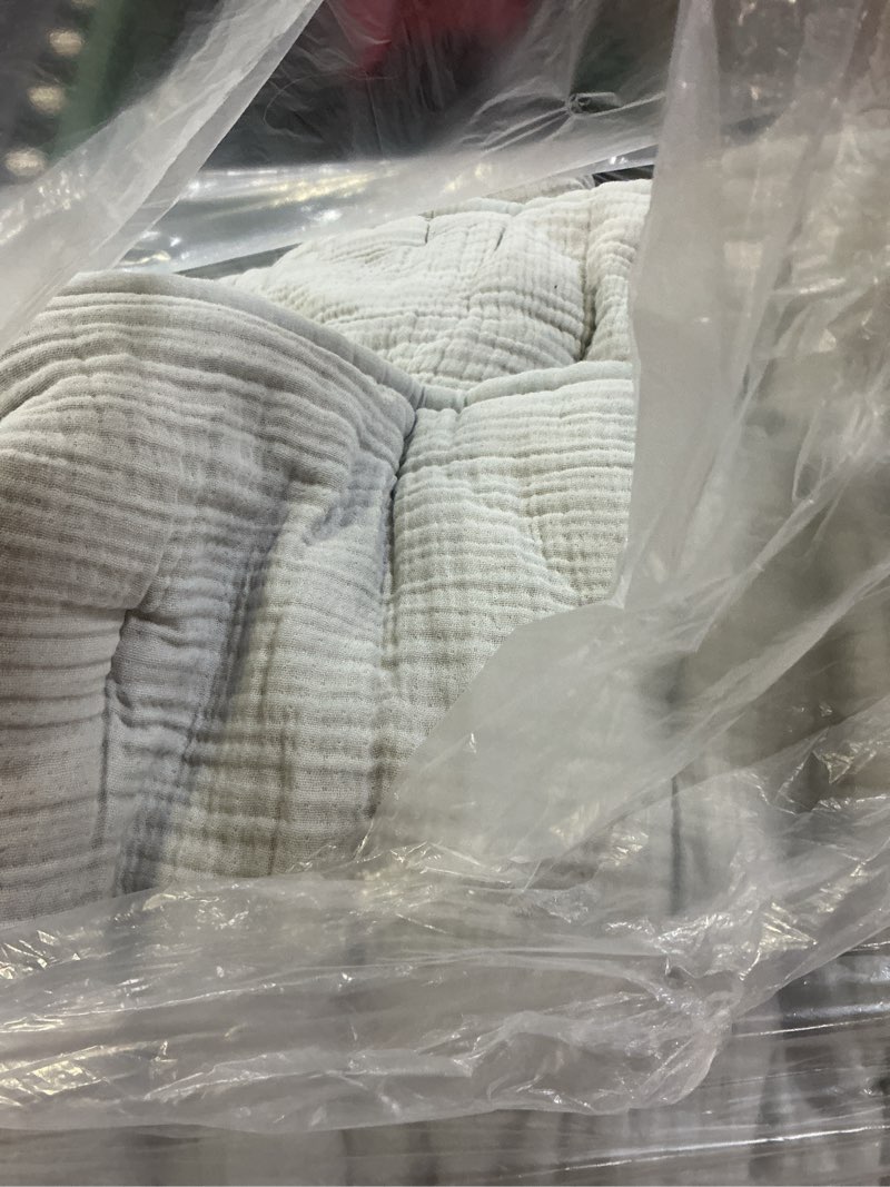 Condition photo showing Good Condition for organic cotton gauze dream quilt, full/queen, light grey