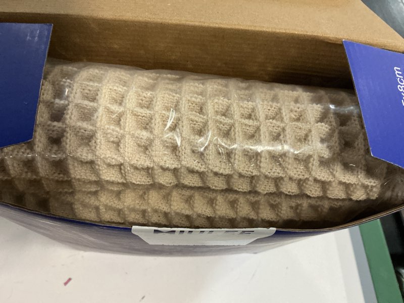 Condition photo showing New/Like New for miulee set of 2 waffle bathroom rugs, boho bath rugs non slip washable, super absorbent bath mats, ultra soft rubber backed shower mats for bathroom floor, tub and shower, pale beige, 18x30 inch pale beige waffle 18''x30''
