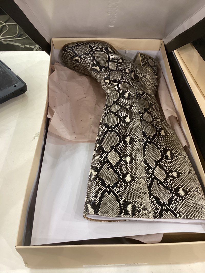 BCBGeneration Women's SEENA Fashion Boot, 11