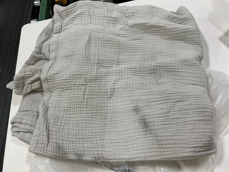 Condition photo showing Good Condition for organic cotton gauze blanket, full/queen, light grey