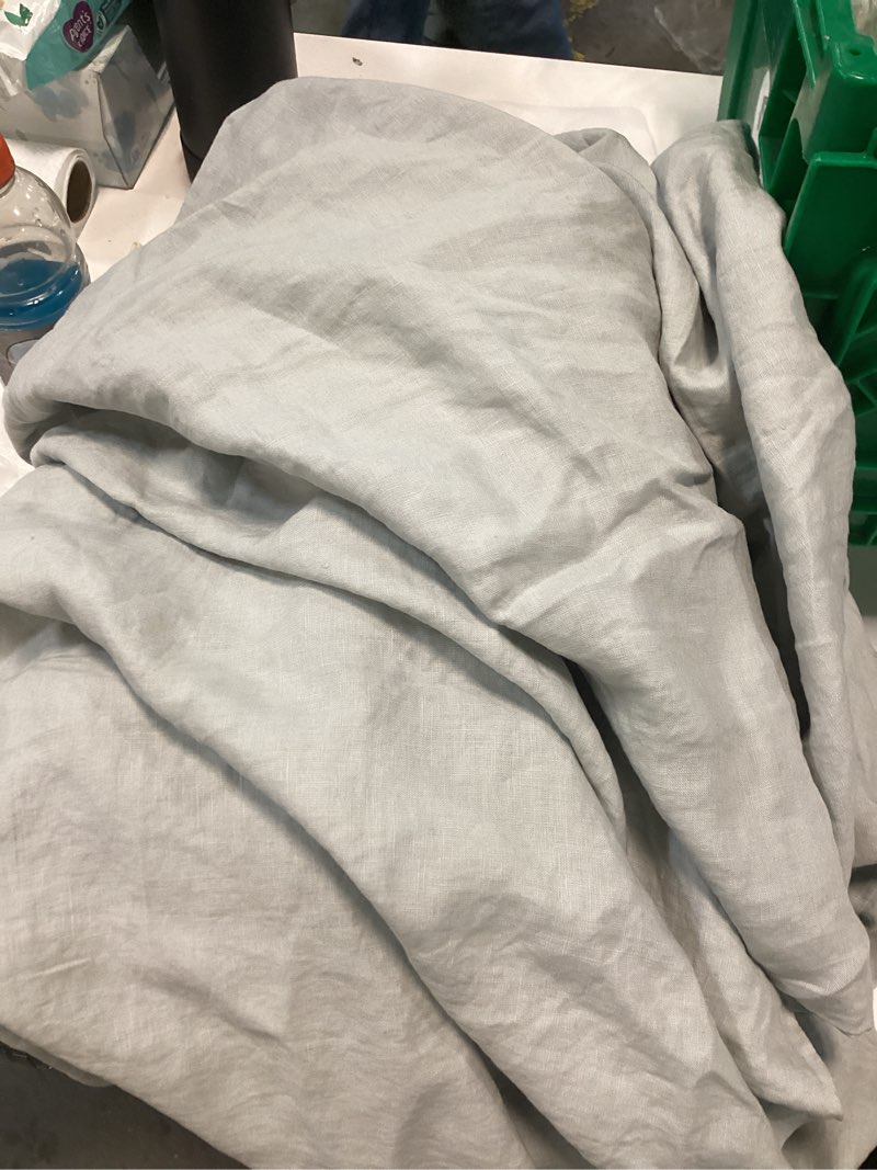 Condition photo showing Good Condition for light gray duvet cover full/queen